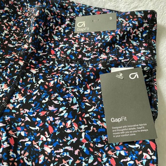 nwt GapFit Women's Small Crop Legging Graffiti - Picture 2 of 5